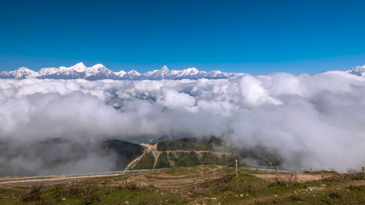 亚洲最美360º观景平台四川雅安牛背山风光定位及移动延时视频素材