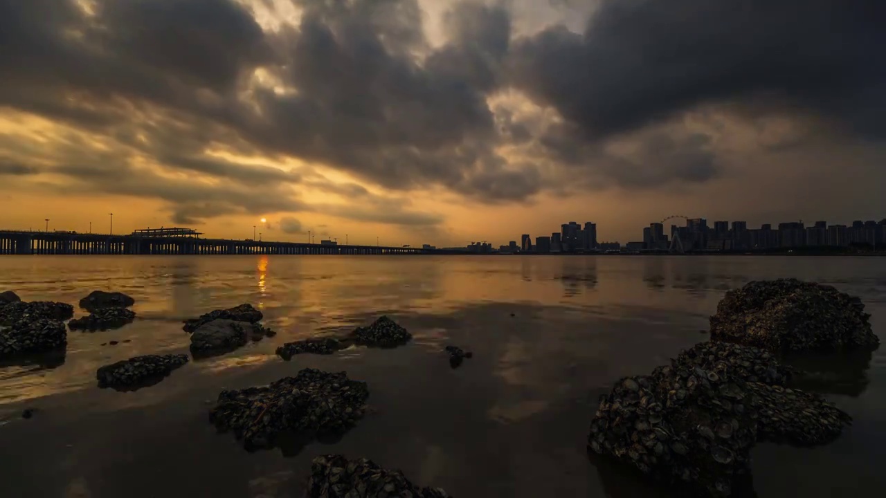 海边城市的日落晚霞视频素材