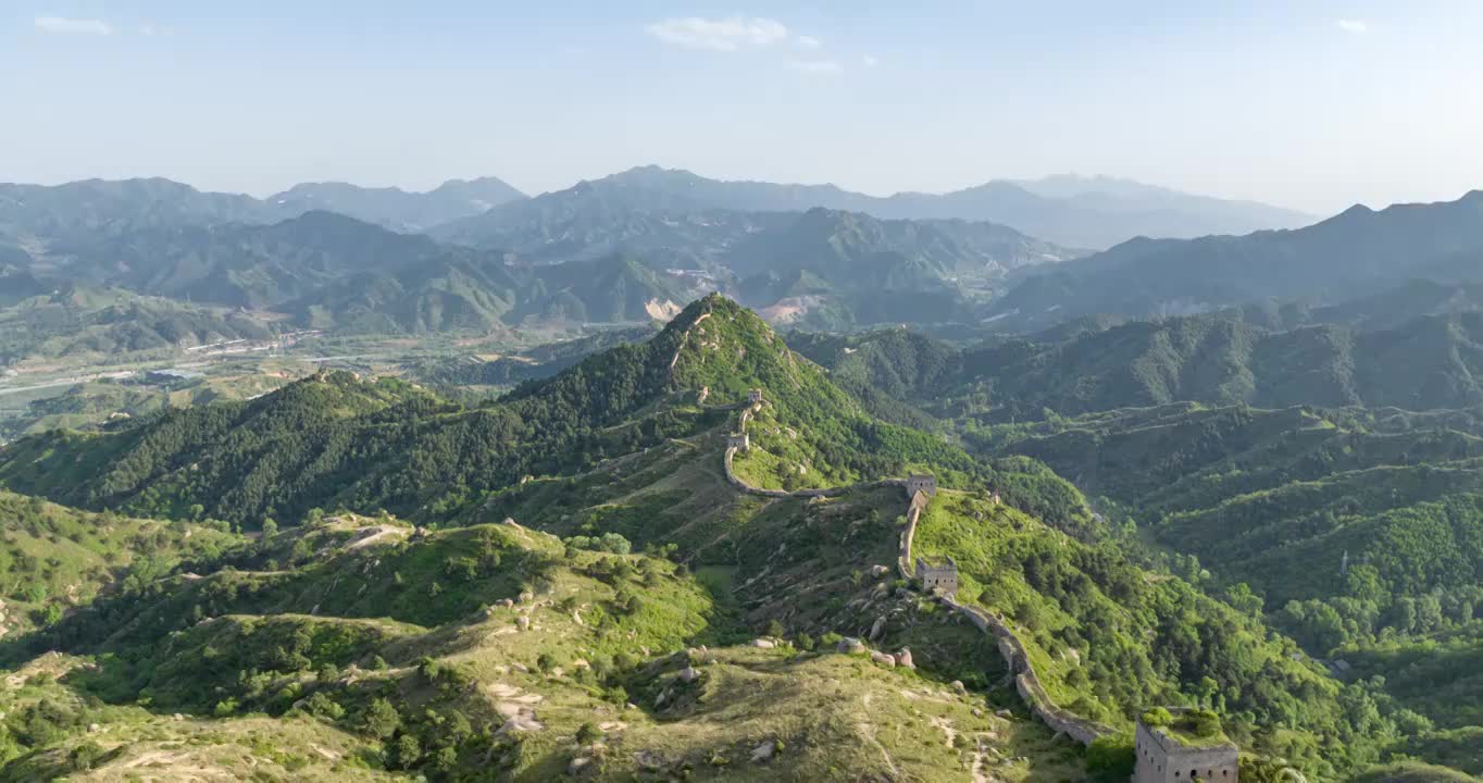 航拍山岭间万里长城的风景视频素材