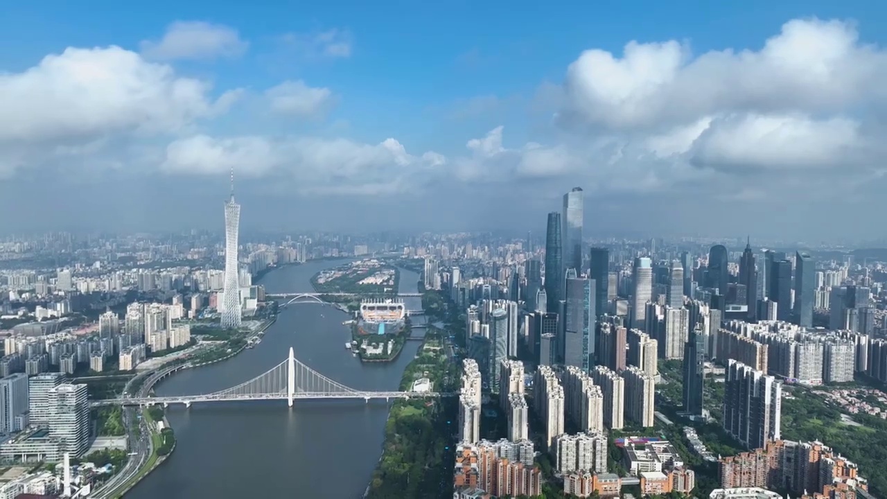 航拍夏日早晨的广州珠江两岸蓝天白云视频素材