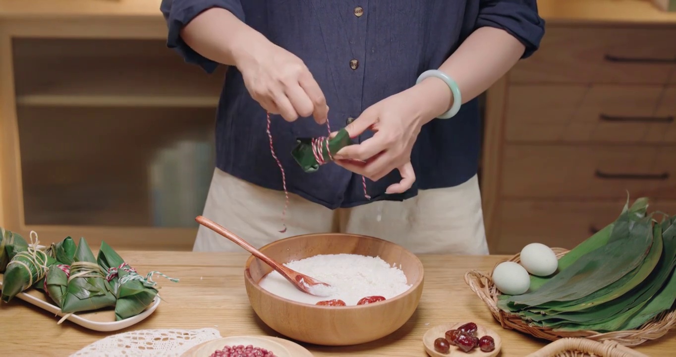 端午节粽子包粽子箬叶四角粽肉粽（选编）视频素材