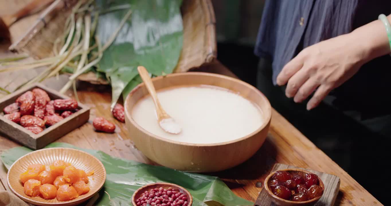 端午节粽子包粽子箬叶香包荷包四角粽肉粽视频素材