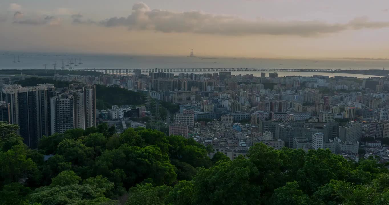 广东深圳宝安西乡城中村深中通道海上日落夕阳晚霞延时视频素材