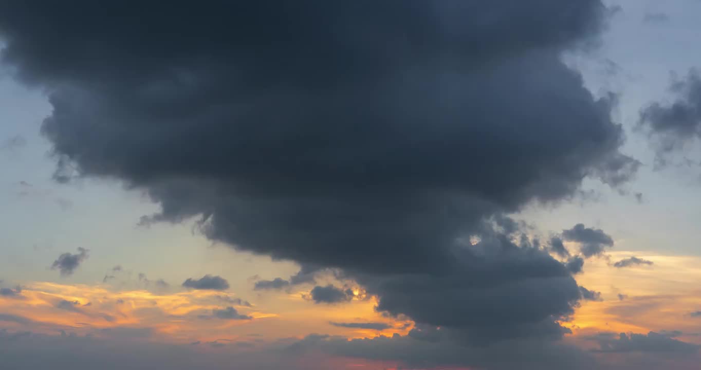 广东深圳宝安机场飞机穿越夕阳云层延时视频素材