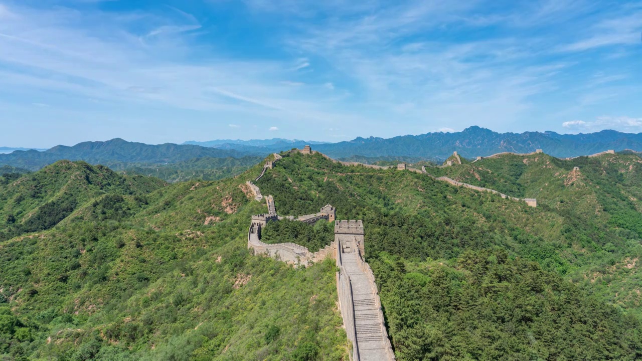 夏天蓝天白云下的金山岭长城延时风景（8K）视频素材