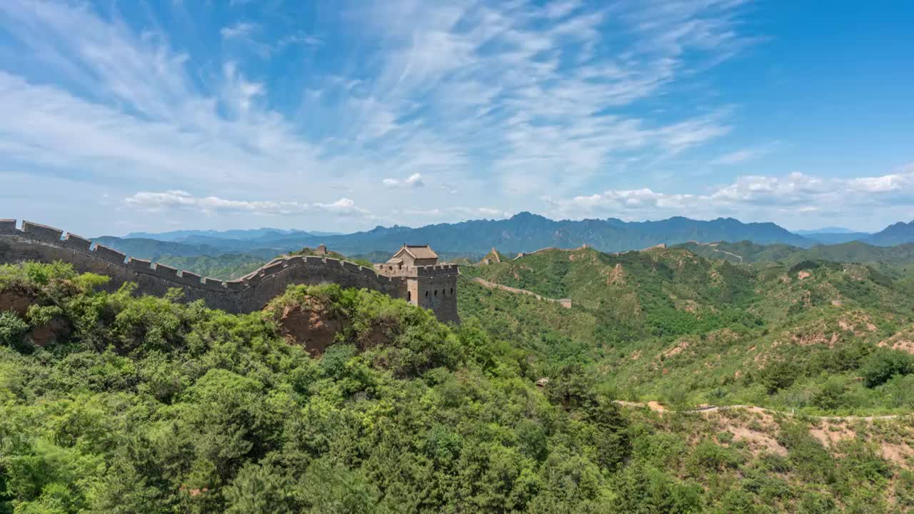 夏天蓝天白云下的金山岭长城延时风景（8K）视频素材