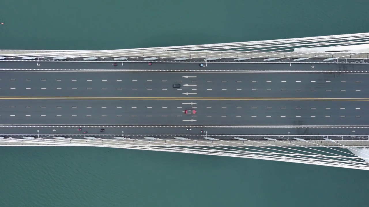 俯瞰航拍广西柳州白沙大桥路面车流视频素材