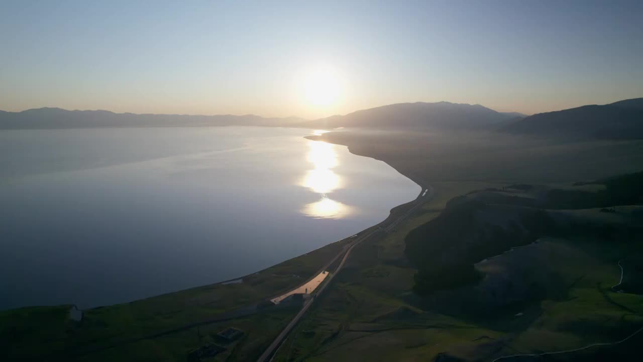 航拍新疆赛里木湖日出视频素材