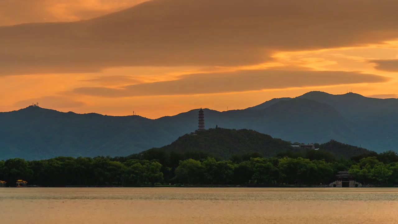 夏天北京颐和园玉峰塔夕阳晚霞延时视频素材