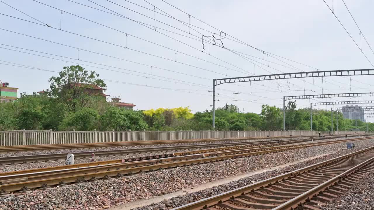 中国铁路京广线上行驶的直达普速列车视频下载