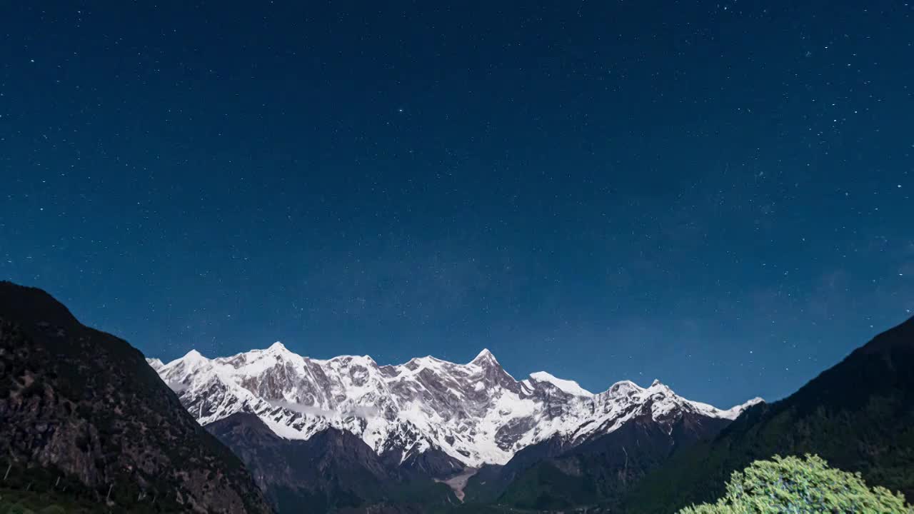 南迦巴瓦星空银河升起 西藏雅鲁藏布大峡谷视频素材