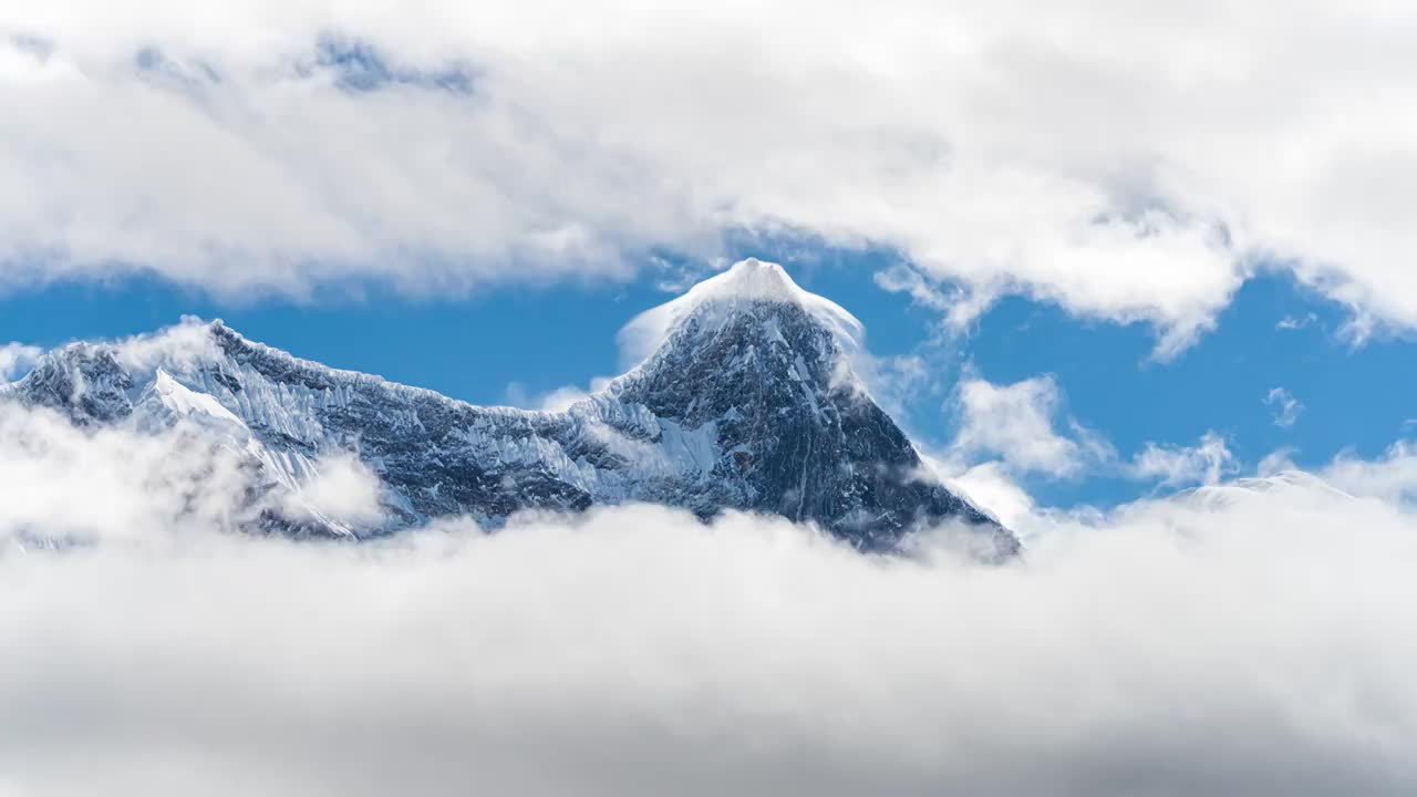 南迦巴瓦山尖帽子云 云雾缭绕 西藏雪山视频素材