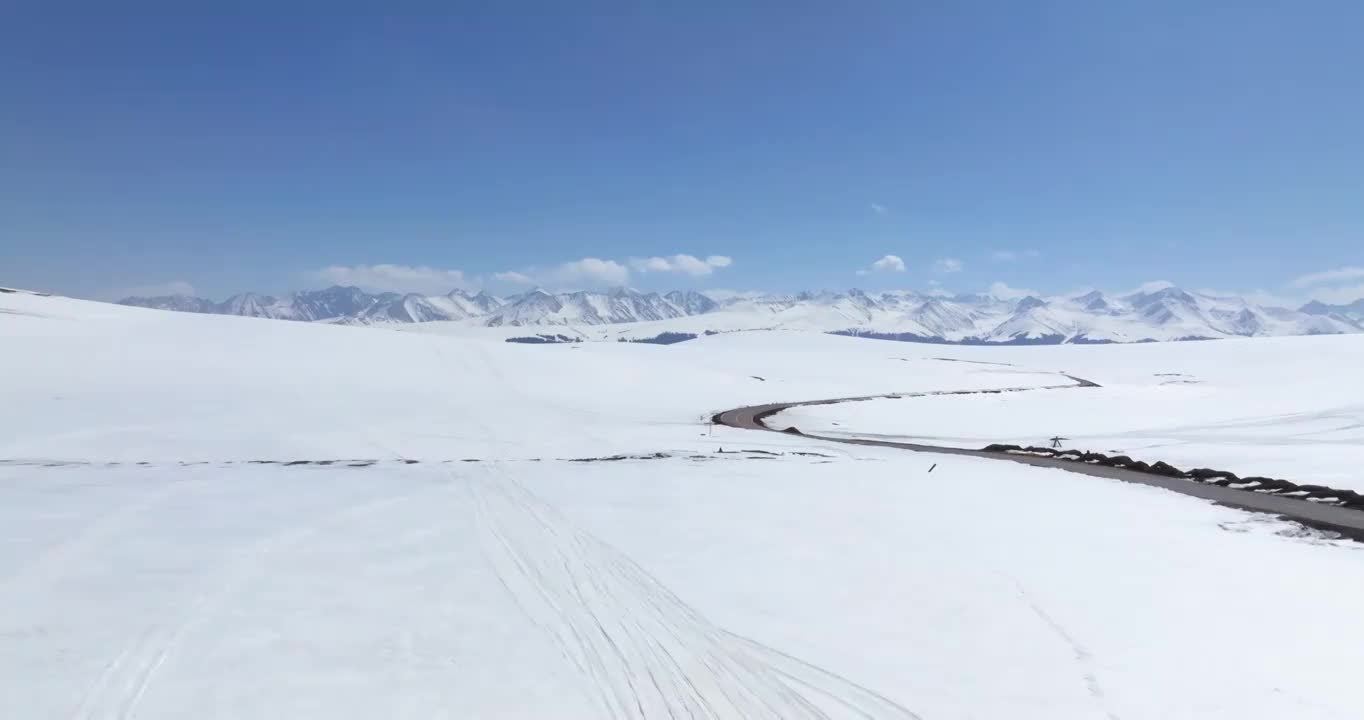 航拍新疆喀拉峻大草原雪景视频素材