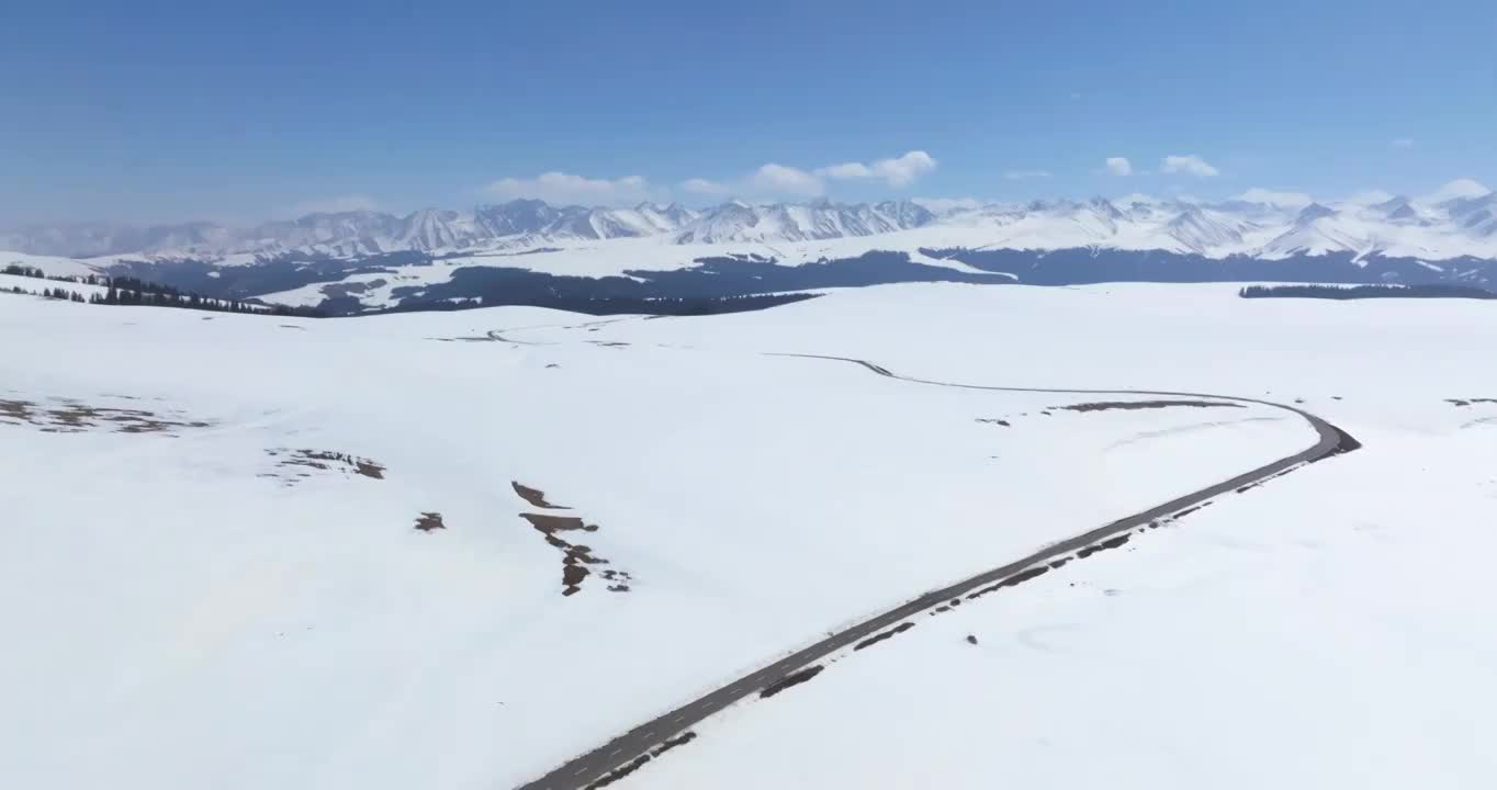 航拍新疆喀拉峻大草原雪景视频素材