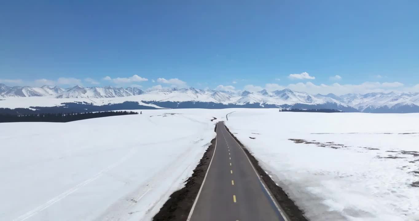 航拍新疆喀拉峻大草原雪景视频素材