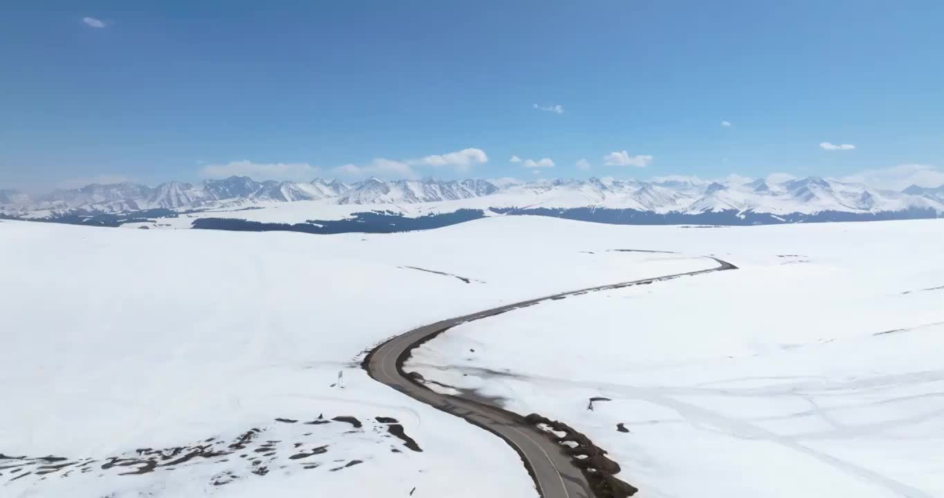 航拍新疆喀拉峻大草原雪景视频素材