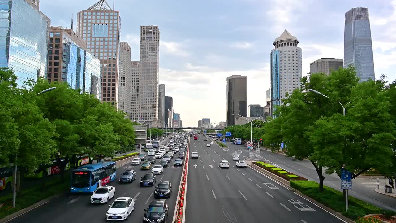 北京国贸长安街傍晚拥堵车流川流不息视频素材