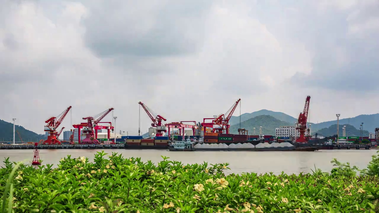 广东珠海洪湾港国际货柜码头磨刀门水道8K延时视频素材