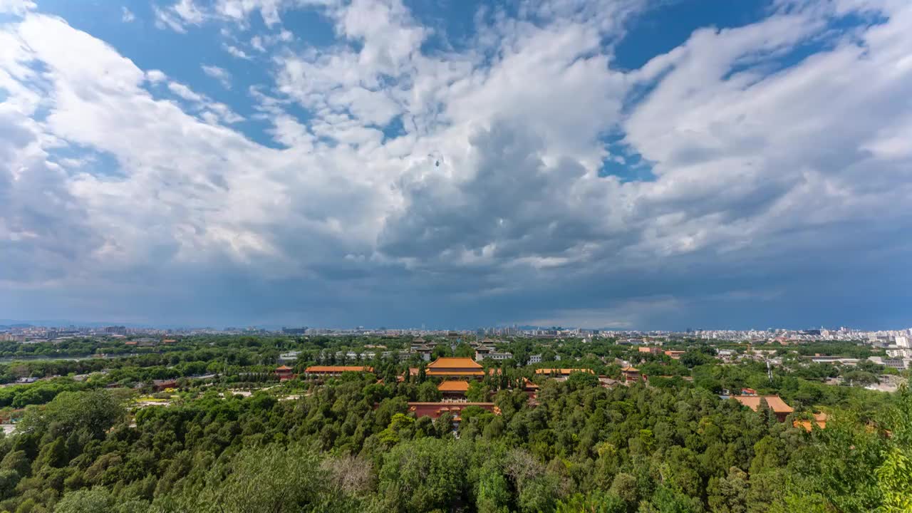 夏天景山俯瞰北京中轴线风光和乌云密布延时（8K）视频素材