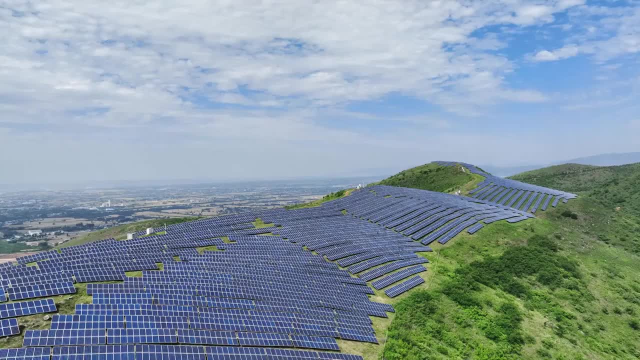 清洁能源太阳能光伏电池板电力新能源视频素材