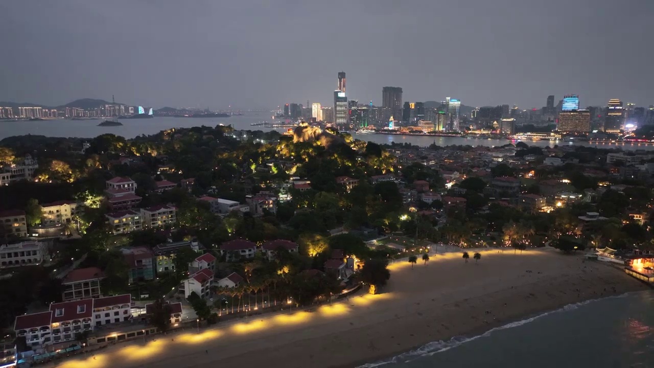 厦门鼓浪屿风光建筑黄昏夜景航拍视频素材