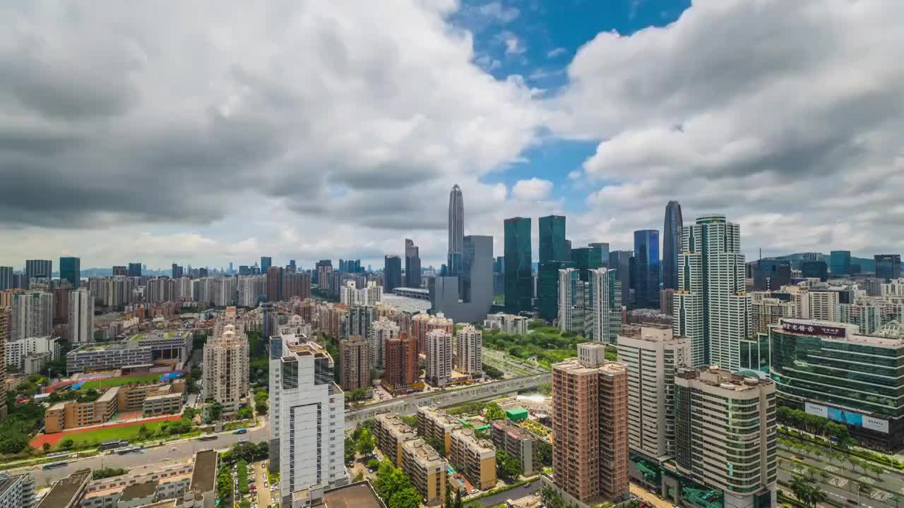 中午时分多云转阵雨的城市建筑风光视频素材