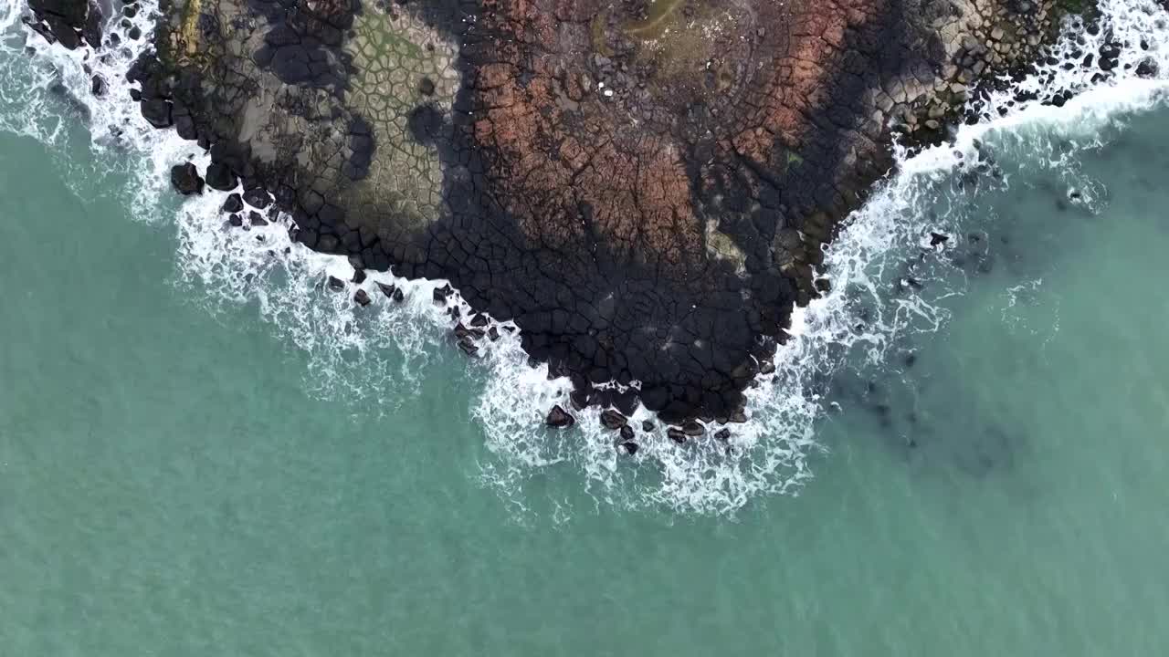 火山海岸和礁石视频素材