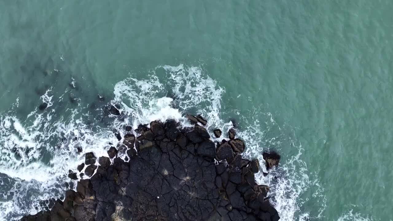 火山海岸和礁石视频素材