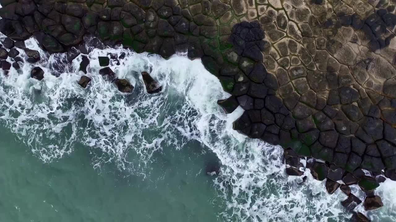 火山海岸和礁石视频素材