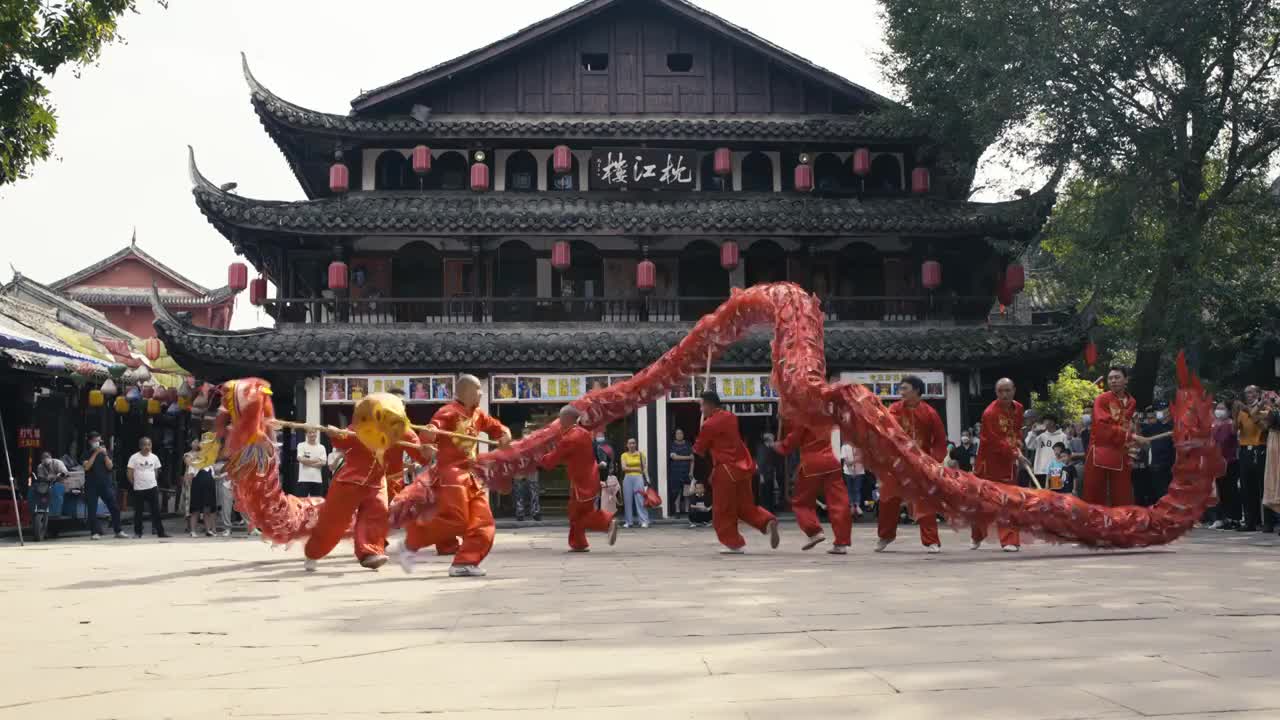 成都黄龙溪古镇枕江楼广场舞龙表演视频素材