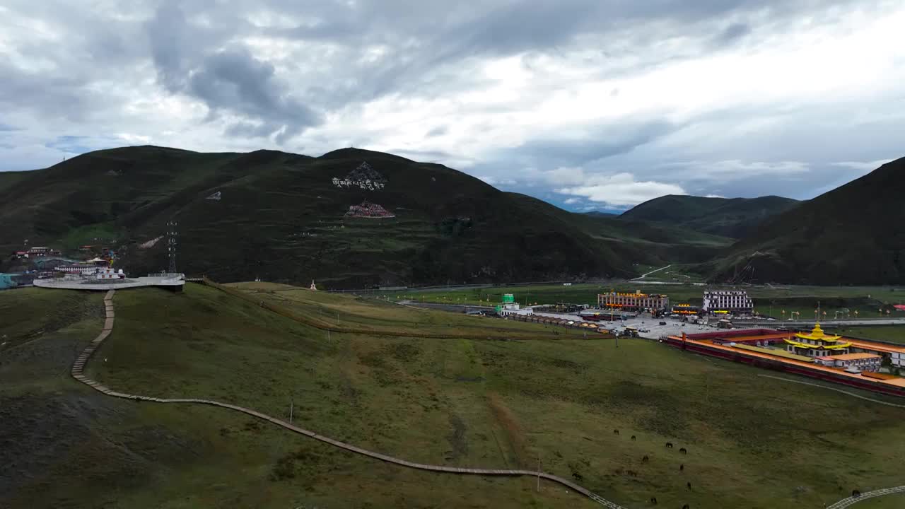 4K航拍四川康定市道孚县塔公镇草原雅拉雪山视频素材