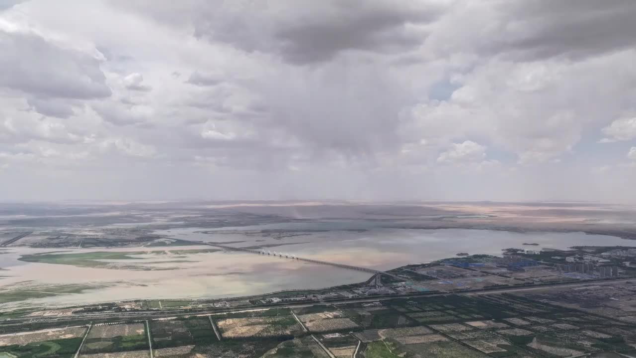 在内蒙古乌海市甘德尔山上航拍乌海湖上空的雨云飘动视频下载