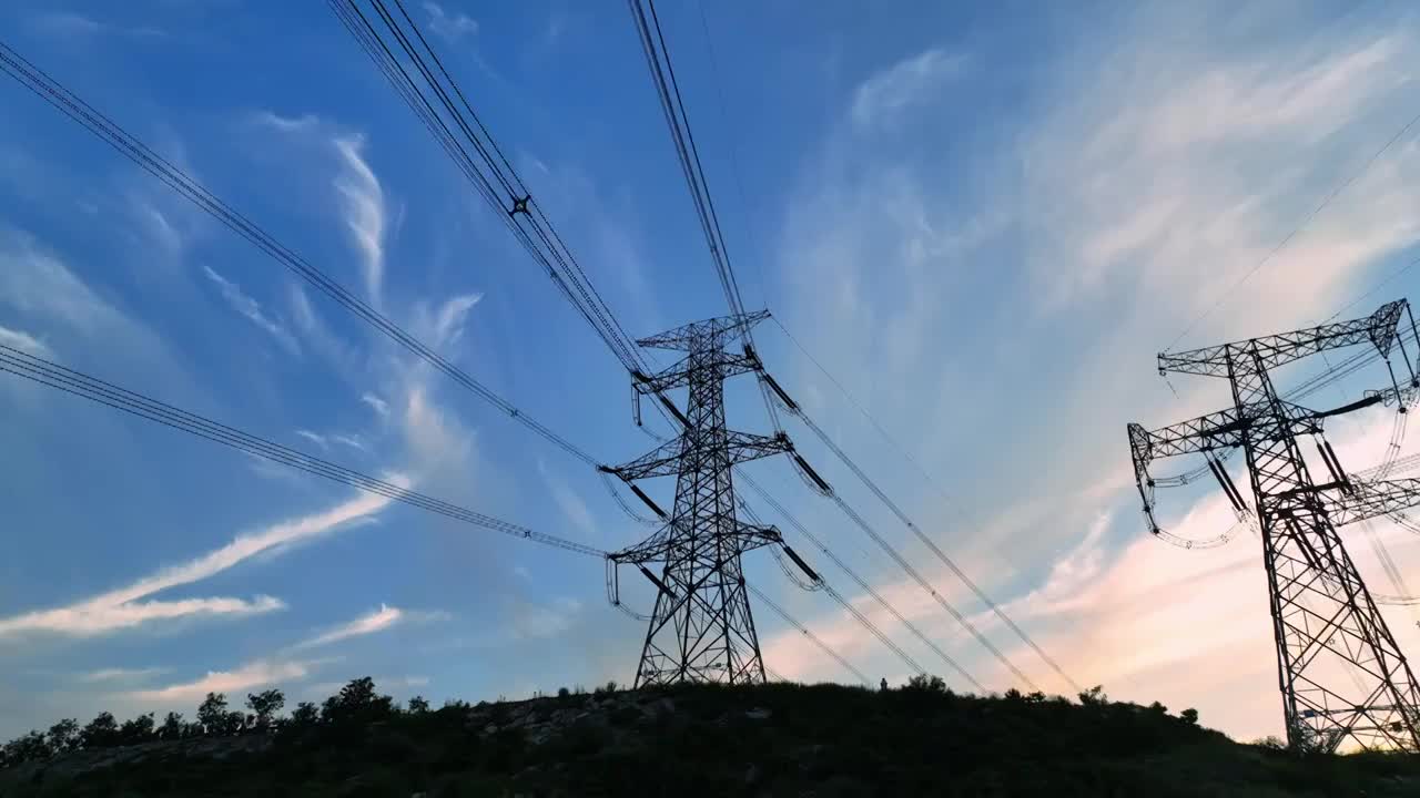 高压电线电力电业电电塔天空晚霞云景视频素材