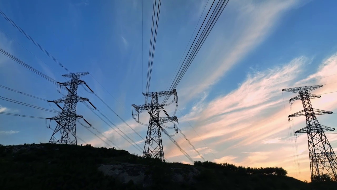 高压电线电力电业电电塔天空晚霞云景视频素材