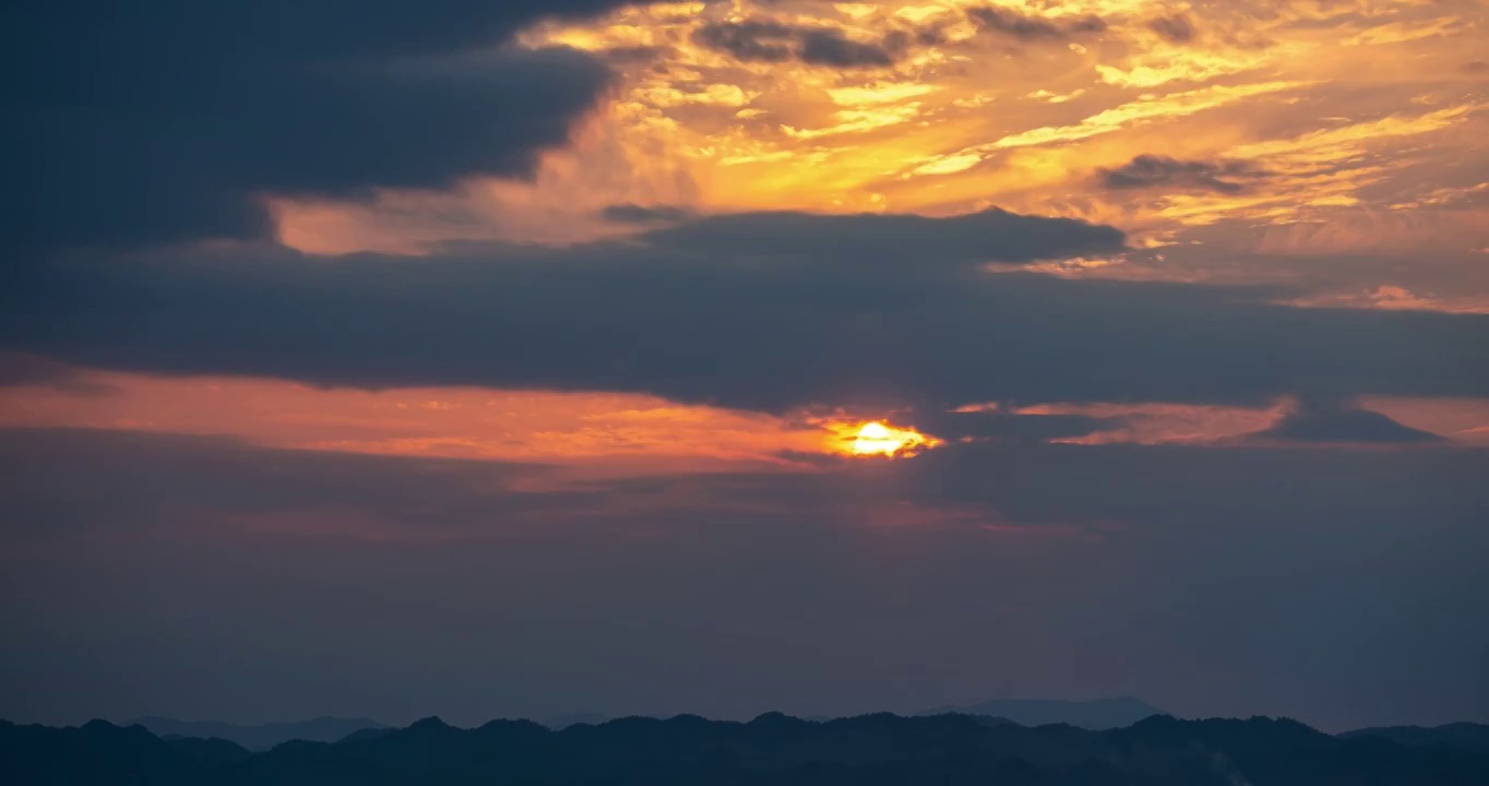 夏日黄昏落日与远山视频素材