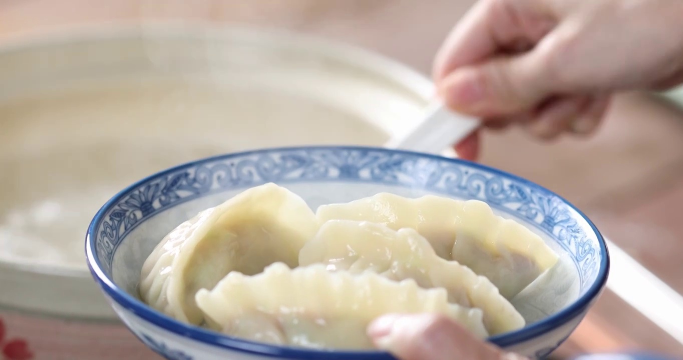 中国新年合家团圆包水饺元宝视频素材