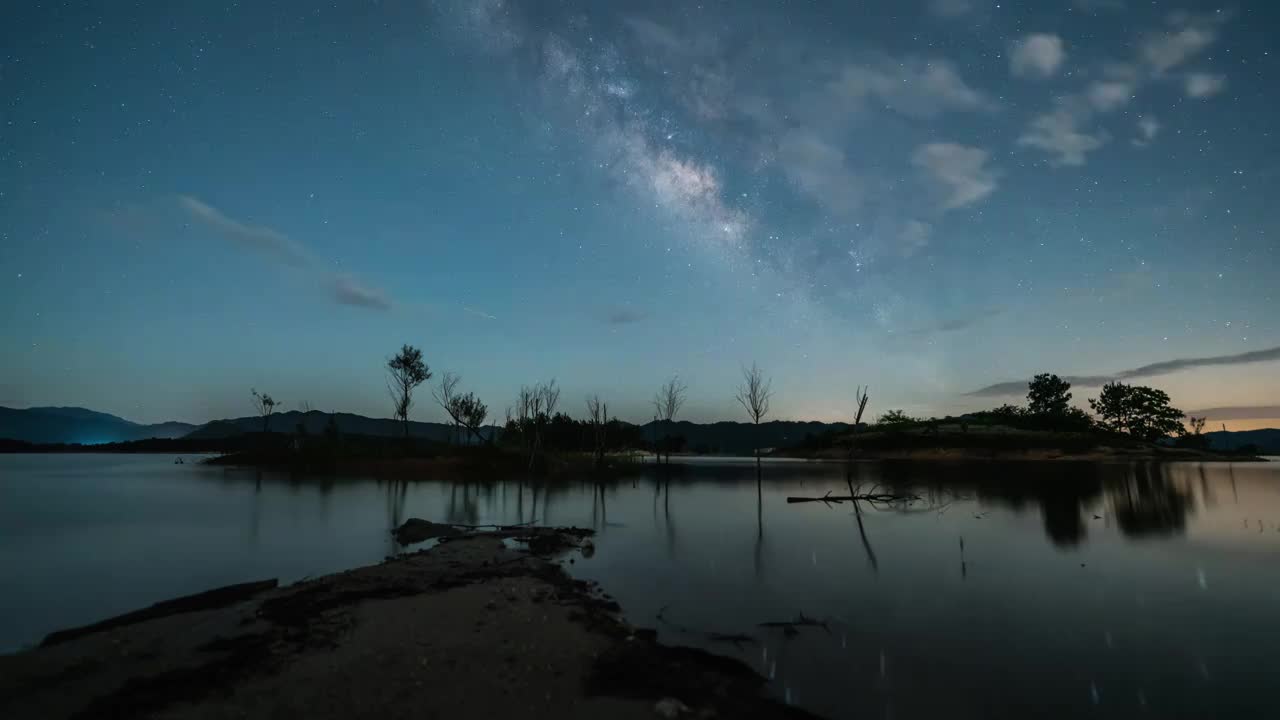 湖南岳阳铁山水库银河星空转日延时视频素材