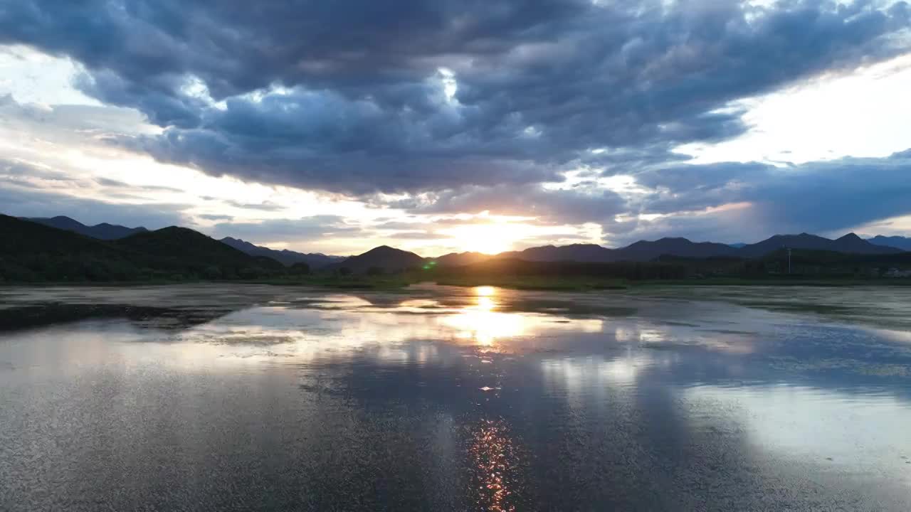 北京怀柔水库夏天日落航拍延时视频素材