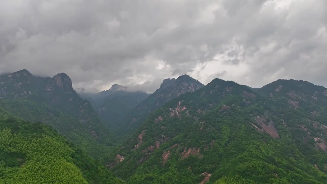 云雾缭绕中的黄山汤口镇视频素材