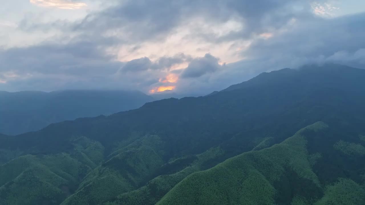 云雾缭绕中的黄山汤口镇视频素材