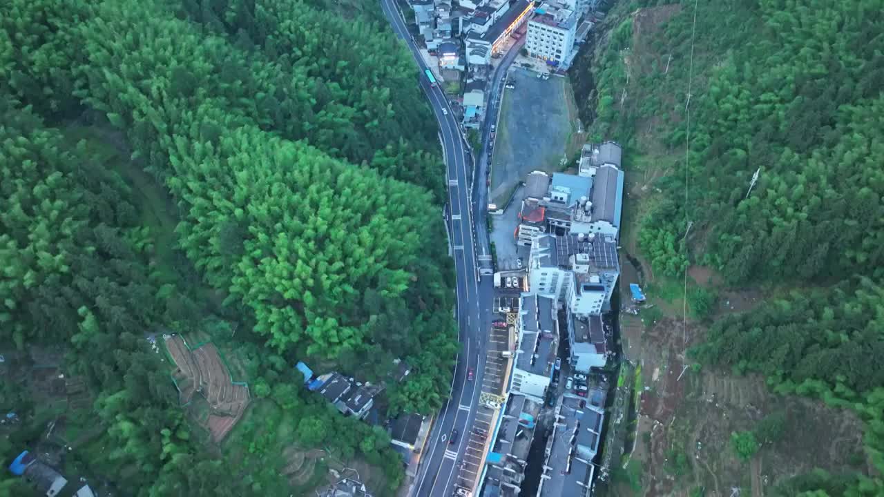 云雾缭绕中的黄山汤口镇视频素材