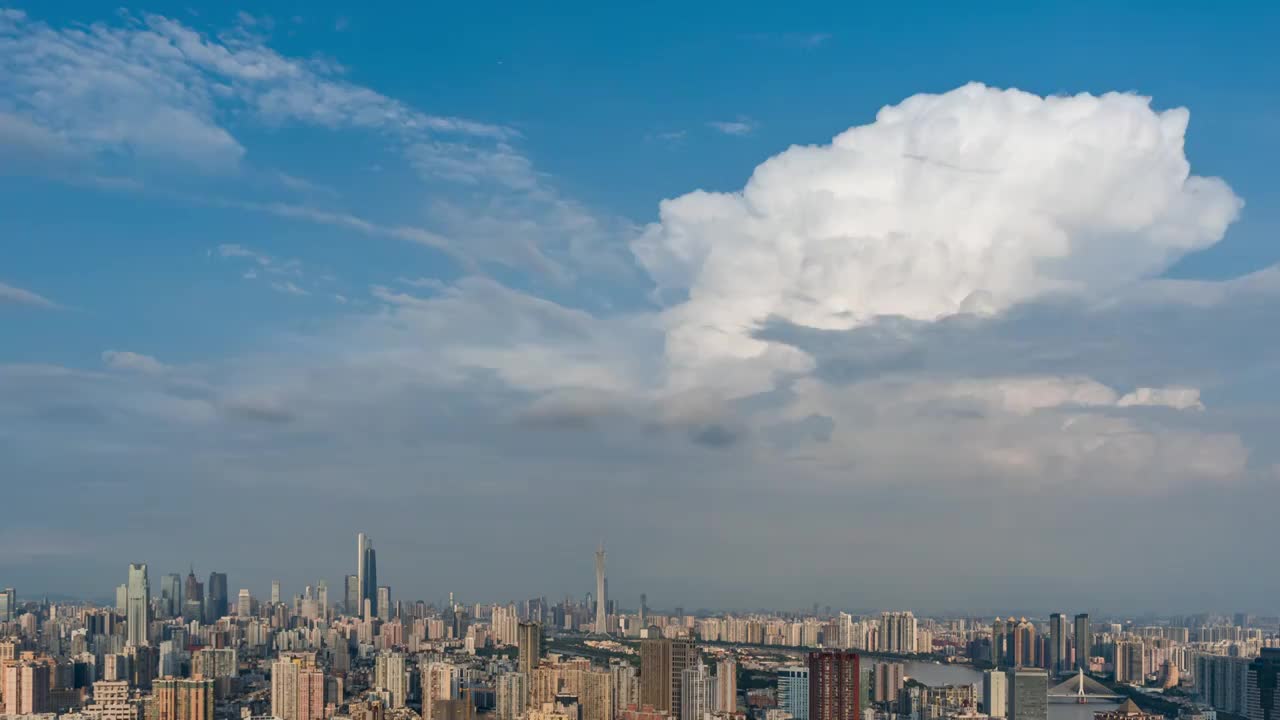 广州珠江新城上空的积雨云形成记录视频素材