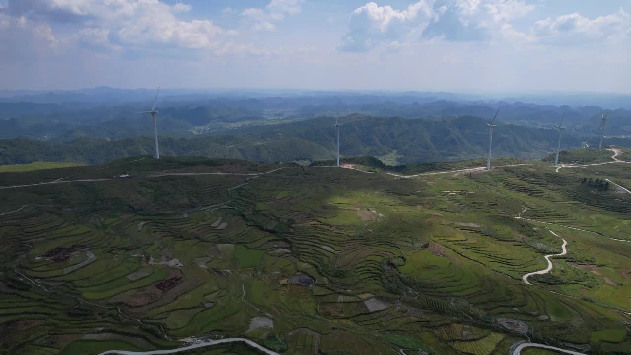 航拍贵阳花溪区梯田草原上风力发电新能源绿色保护视频素材