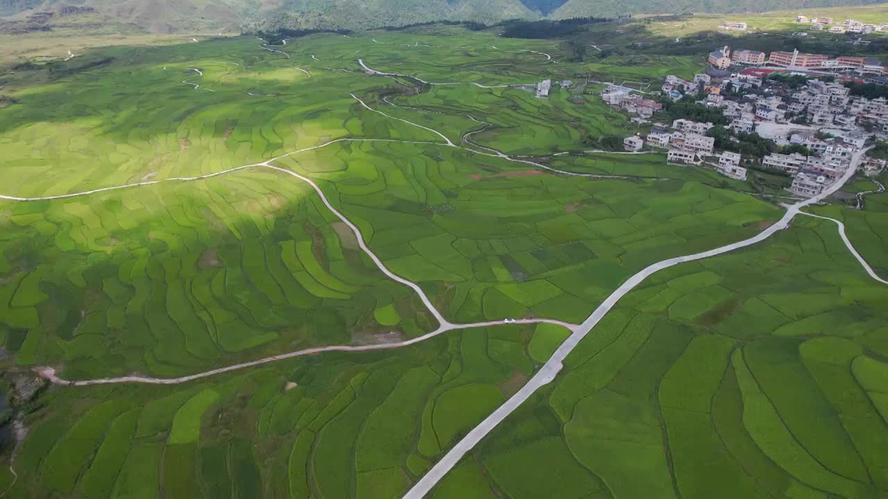 航拍贵阳花溪区梯田草原上风力发电新能源绿色保护视频素材