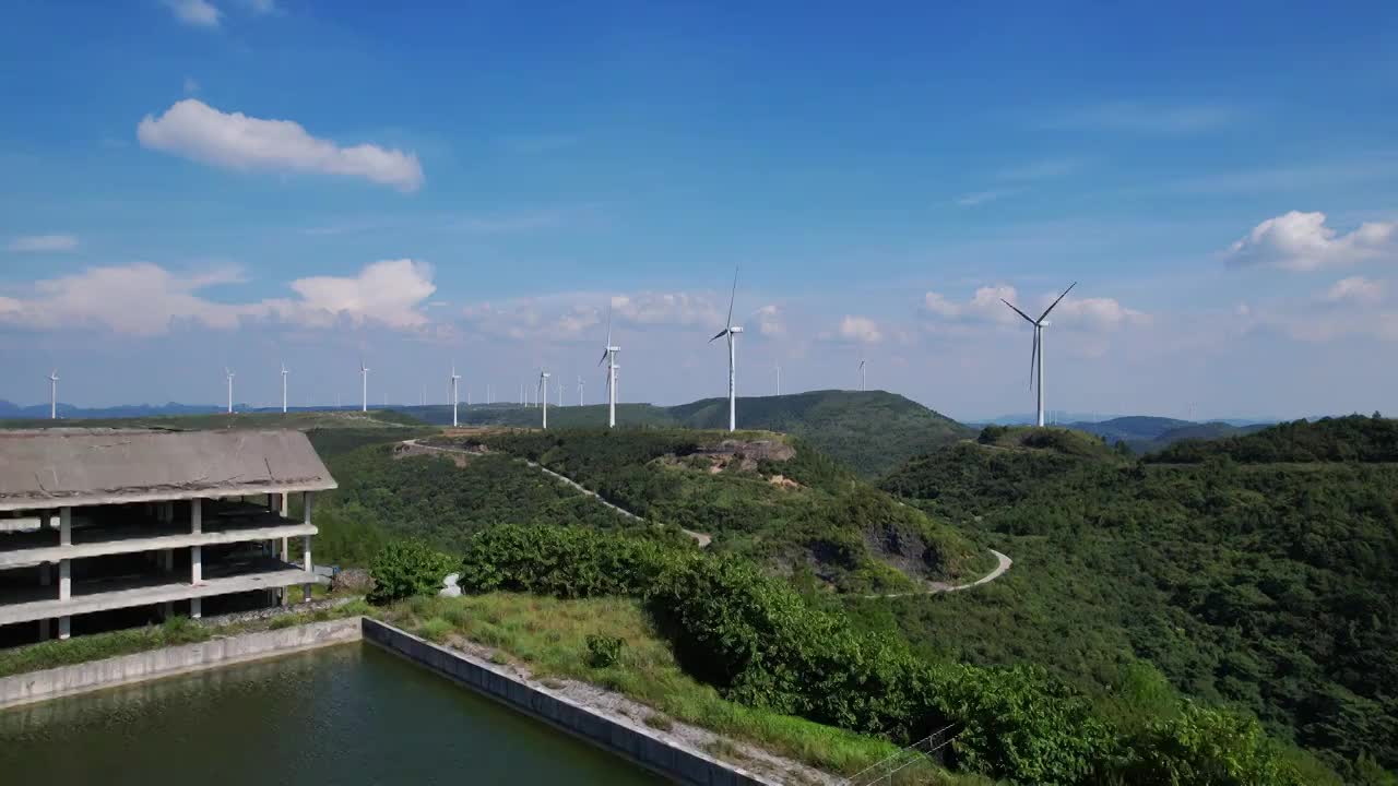 航拍贵阳花溪区梯田草原上风力发电新能源绿色保护视频素材