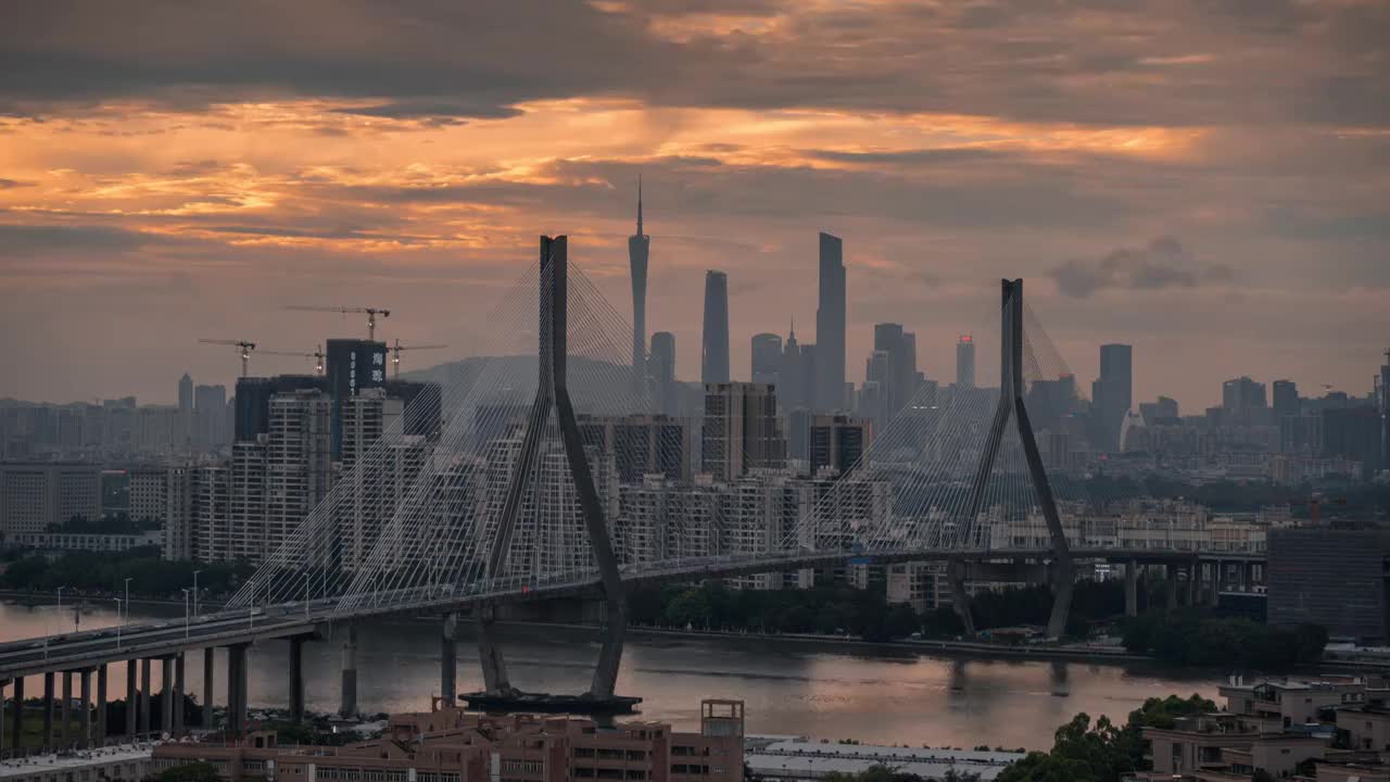 广州番禺大桥和珠江新城的黄昏到夜晚视频素材