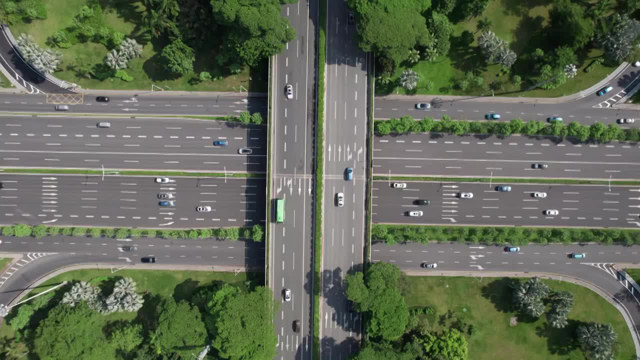 俯拍城市立交桥道路交通车流高架高速公路汽车新能源视频下载