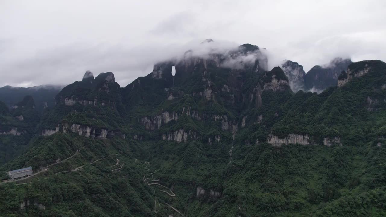 湖南张家界天门山多云的一天，一年就遇见几次视频素材