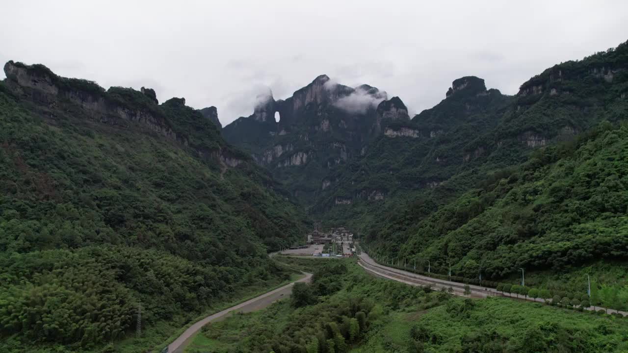 湖南张家界天门山多云的一天，一年就遇见几次视频素材