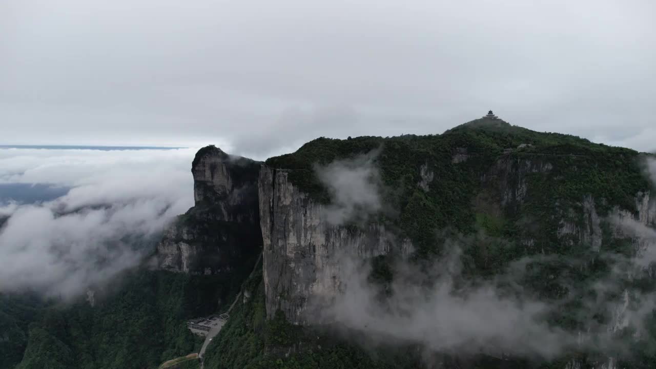 湖南张家界天门山多云的一天，一年就遇见几次视频素材